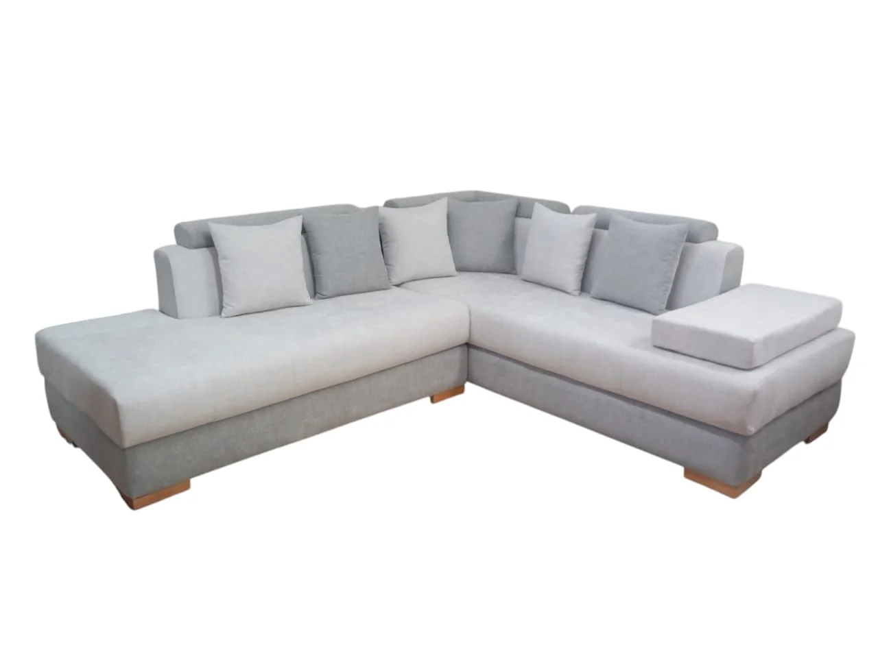Séjour contemporain avec canapé gris, table en bois et fauteuils cuir